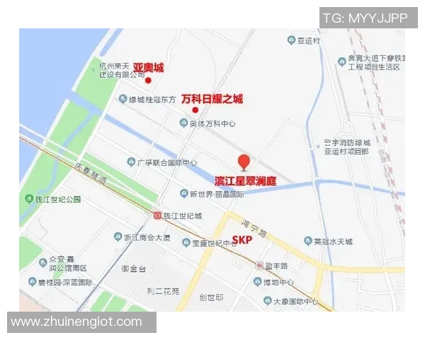 蓝衣足球明星背影展现运动魅力与激情的瞬间