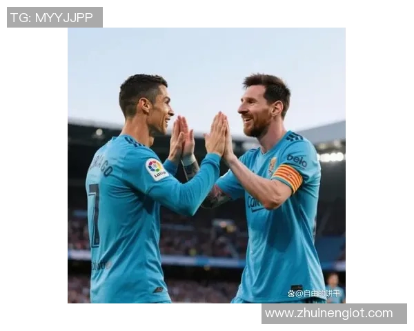 足球明星携手同框展现友谊与竞技精神的精彩瞬间